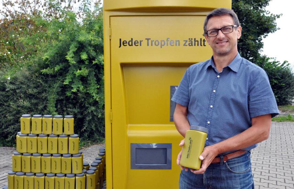 “Jeder Tropfen zählt”, so lautet der Slogan, mit dem Hubert Zenk von der Recyclingfirma Lesch in Thalmässing dafür wirbt, gebrauchtes Speisefett zu sammeln und über einen Automaten dem Kreislauf der Wiederverwertung zuzuführen. | Foto: Luff