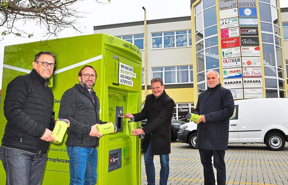 Auf dem Parkplatz des Wenden-Centers in Wendelstein steht der erste Sammelautomat im Kreis Roth außerhalb der ILE-Kommunen. Hubert Zenk, Heiko Lesch (von links), Landrat Herbert Eckstein (rechts) und Wendelsteins Bürgermeister Werner Langhans freuen sich über die Ausweitung der Aktion. | Foto: Luff